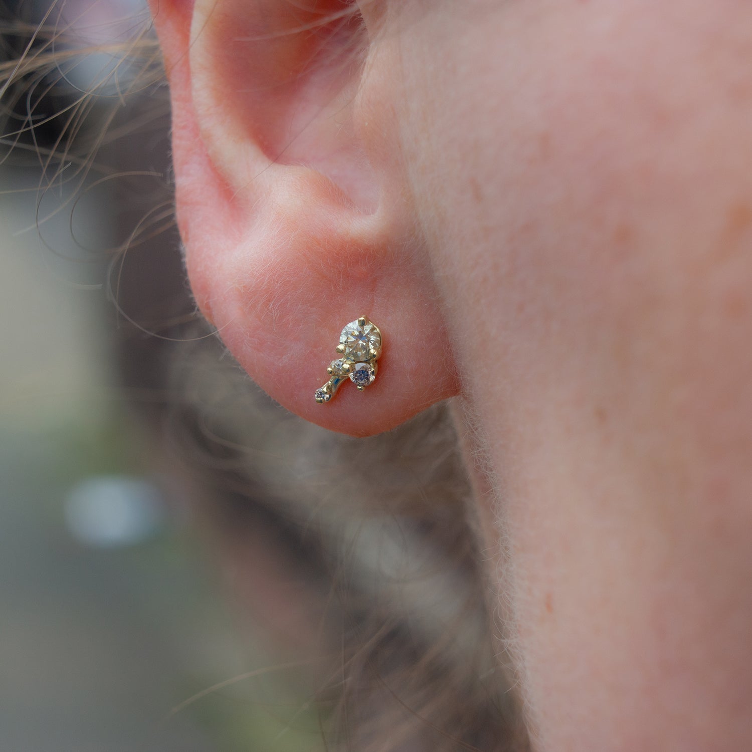 Cluster champagne diamonds stud in yellow gold on model.