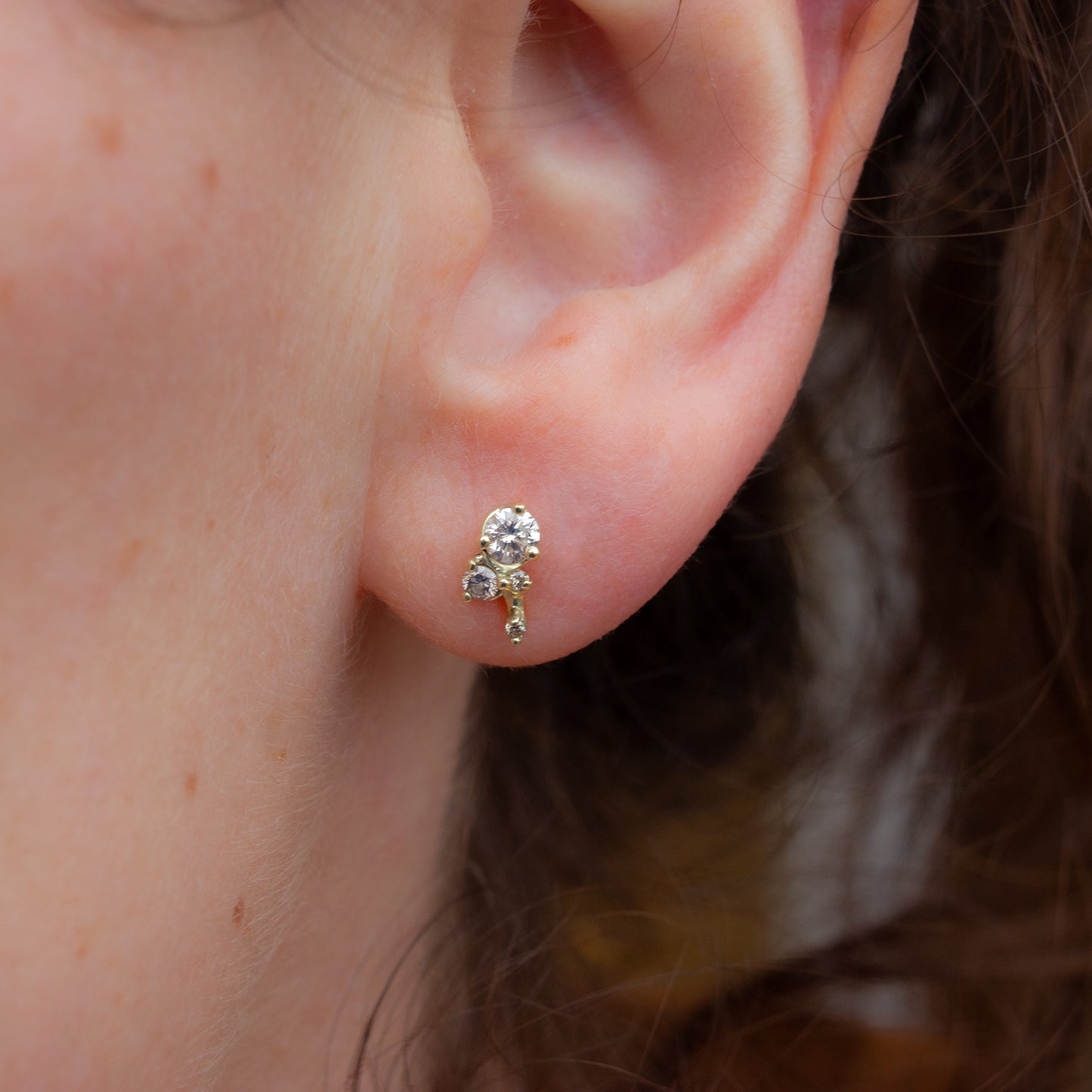 Cluster champagne diamonds stud in yellow gold.