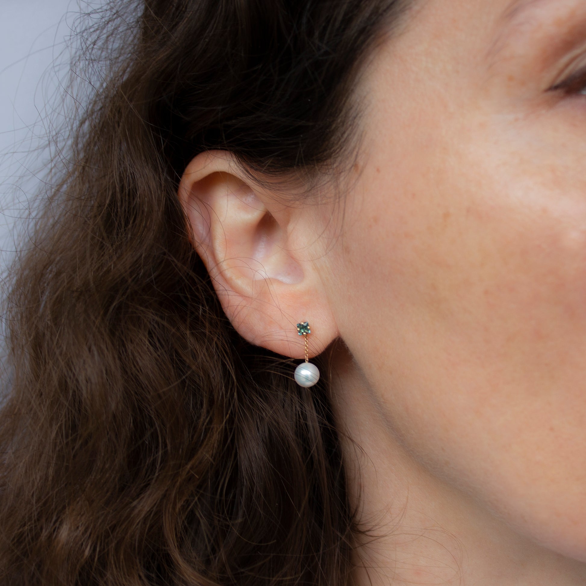 POEMA SMALL EARRINGS - TOURMALINE AND PEARL - Irena Chmura Jewellery